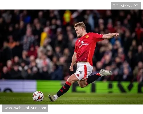 曼联后卫德利赫特背部伤势，自去年十一月缺席至今